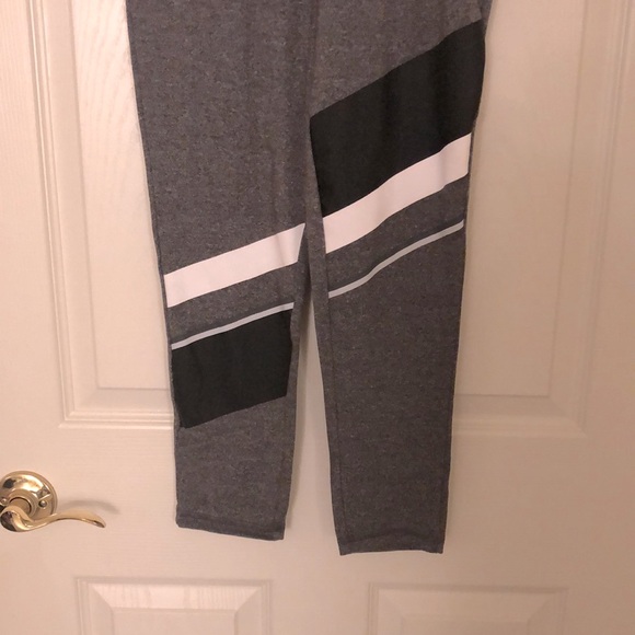 Super Comfy Capri Yoga Leggings - Picture 4 of 12
